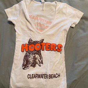 Hooters tee